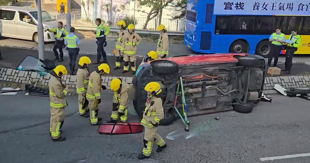 將軍澳兩車迴旋處相撞,的士翻側司機一度被困。 - PressMega