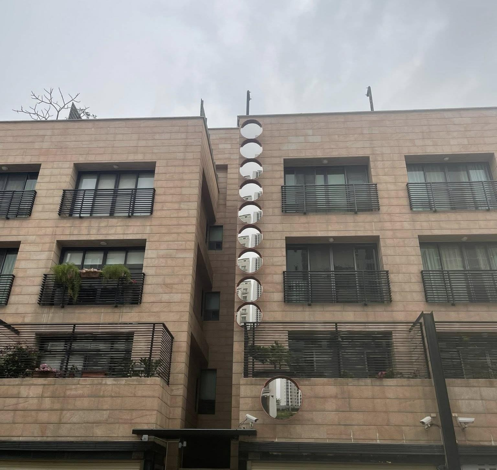 誇張!台南透天厝外牆掛10面鏡子 風水師揭密「化解壁刀煞」正確做法 - PressMega